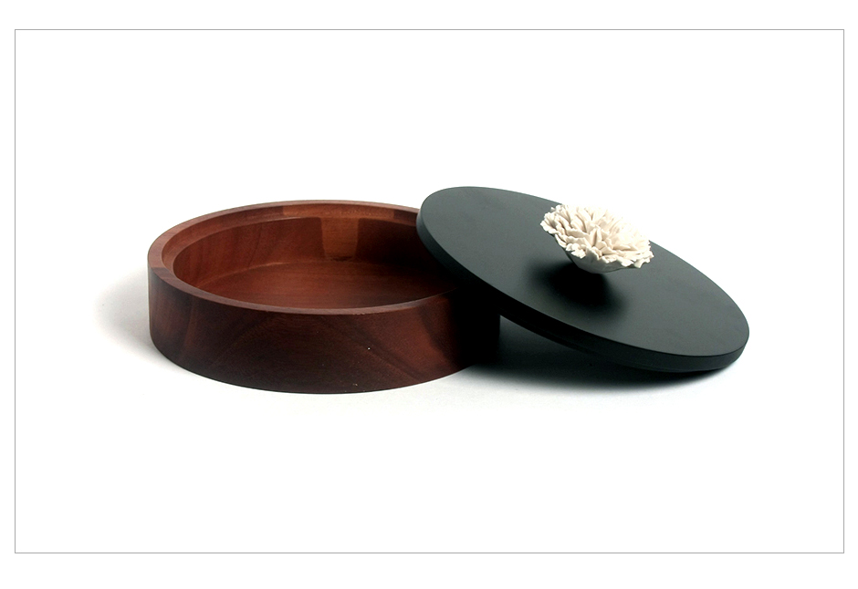 Nuvo Box ROUND (w.Carnation) L, Black Top, White Carnation, Dia.20 x 8cm, 379L