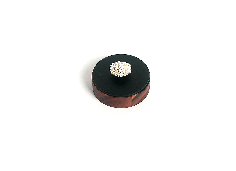 Nuvo Box ROUND (w.Carnation) S, Black Top, White Carnation, Dia.15 x 7cm, 379S