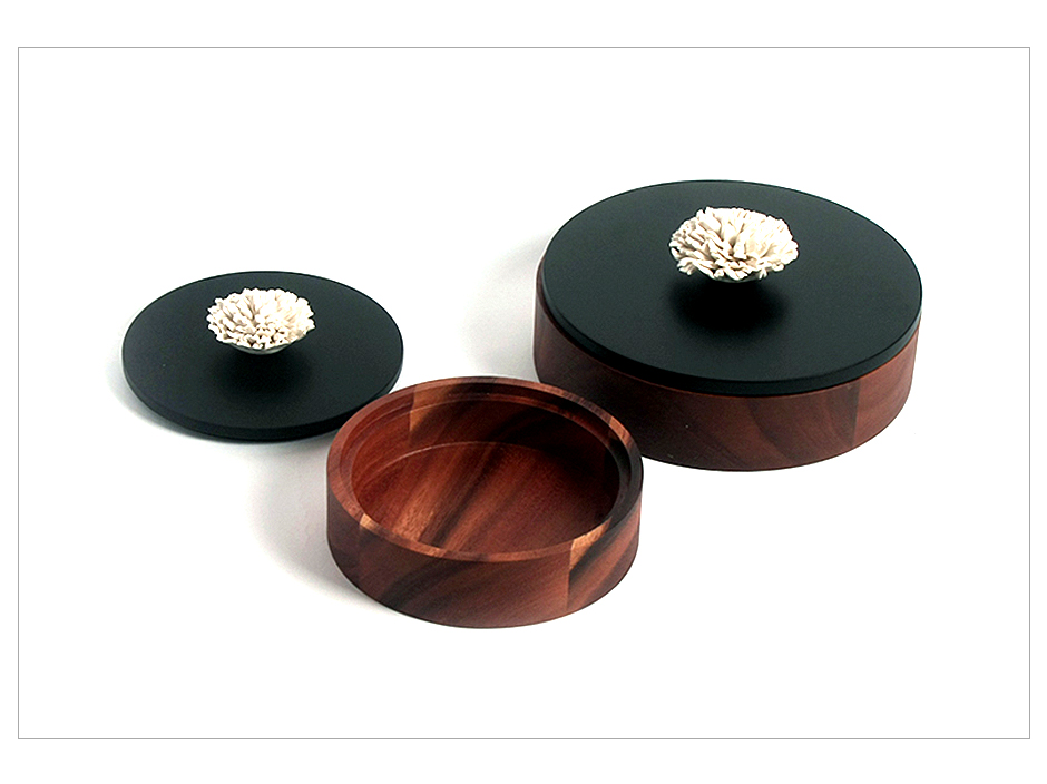 Nuvo Box ROUND (w.Carnation) S, Black Top, White Carnation, Dia.15 x 7cm, 379S