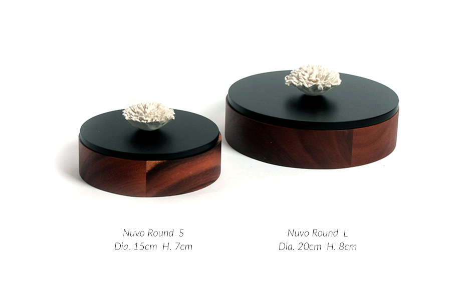 Nuvo Box ROUND (w.Carnation) S, Black Top, White Carnation, Dia.15 x 7cm, 379S